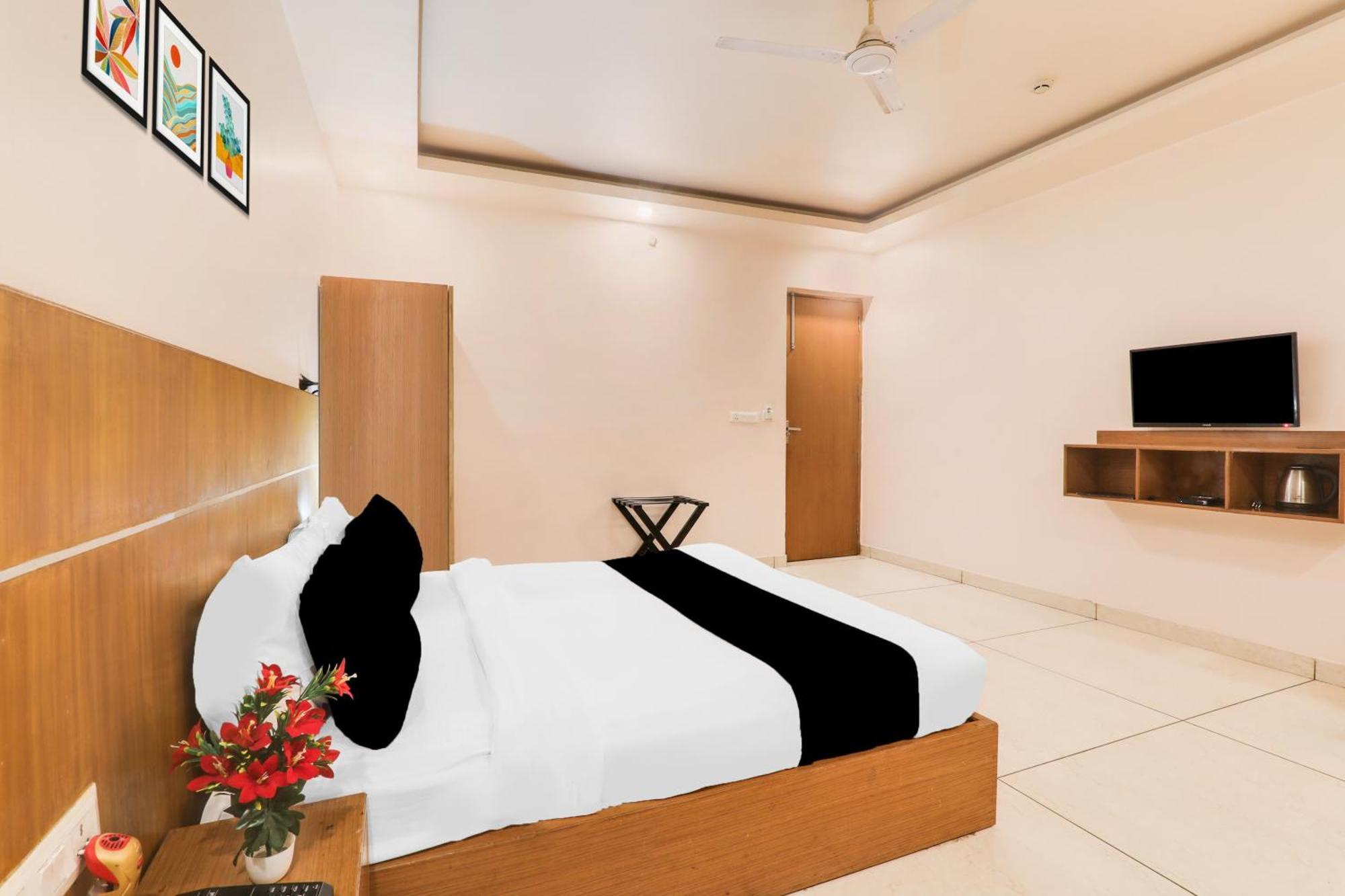 Super Townhouse Viraj Khand Formerly Veridian Inn Chinhat Exterior photo