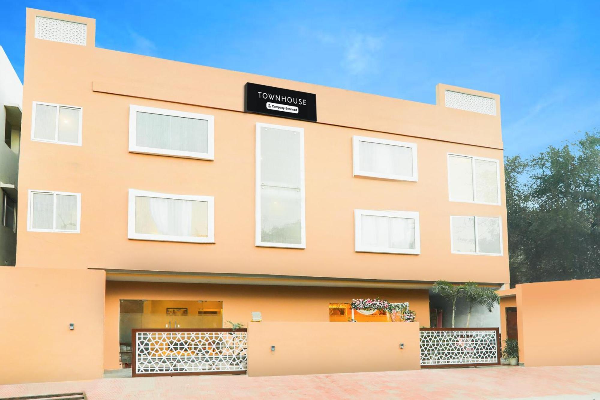Super Townhouse Viraj Khand Formerly Veridian Inn Chinhat Exterior photo