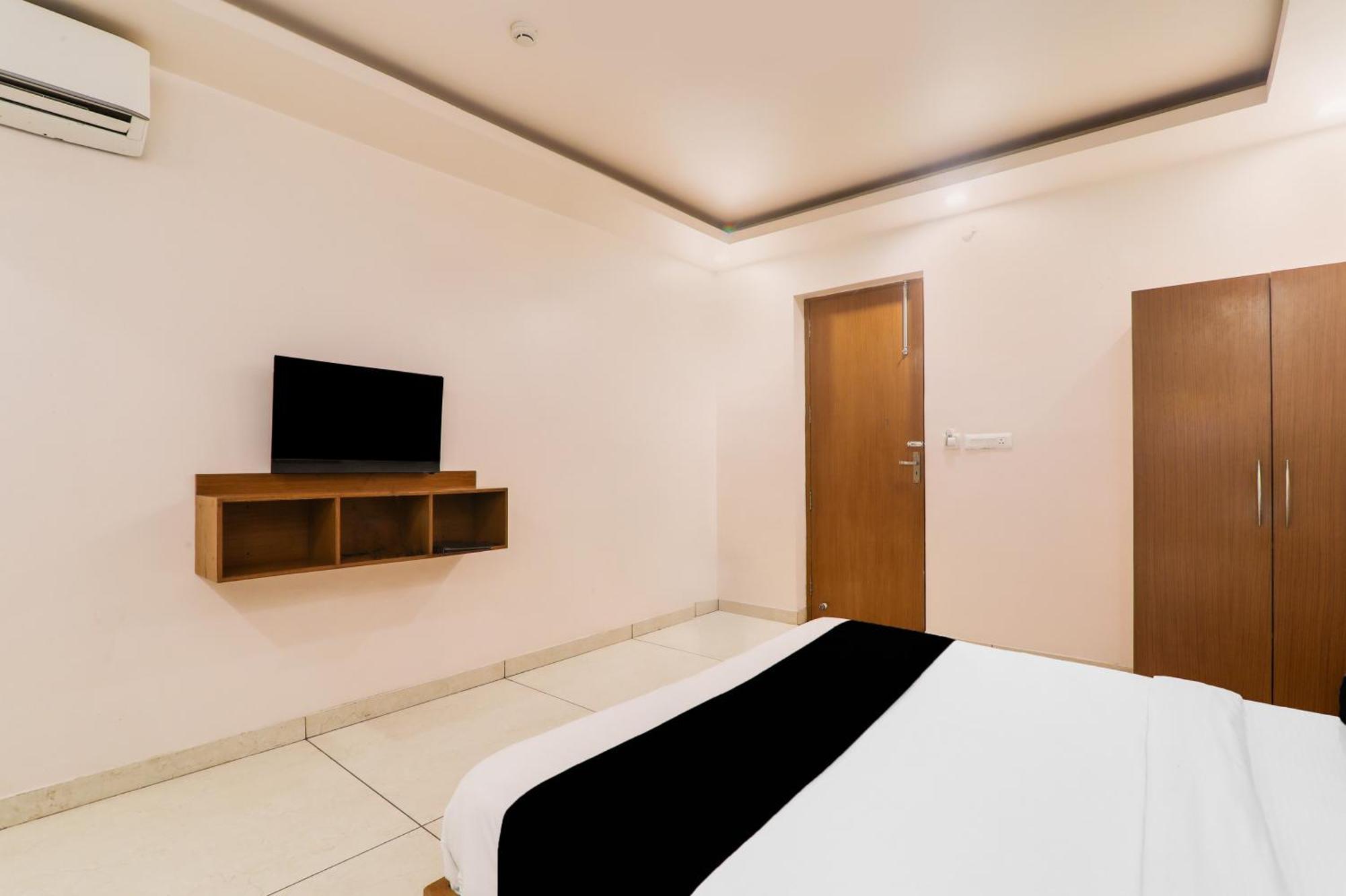 Super Townhouse Viraj Khand Formerly Veridian Inn Chinhat Exterior photo