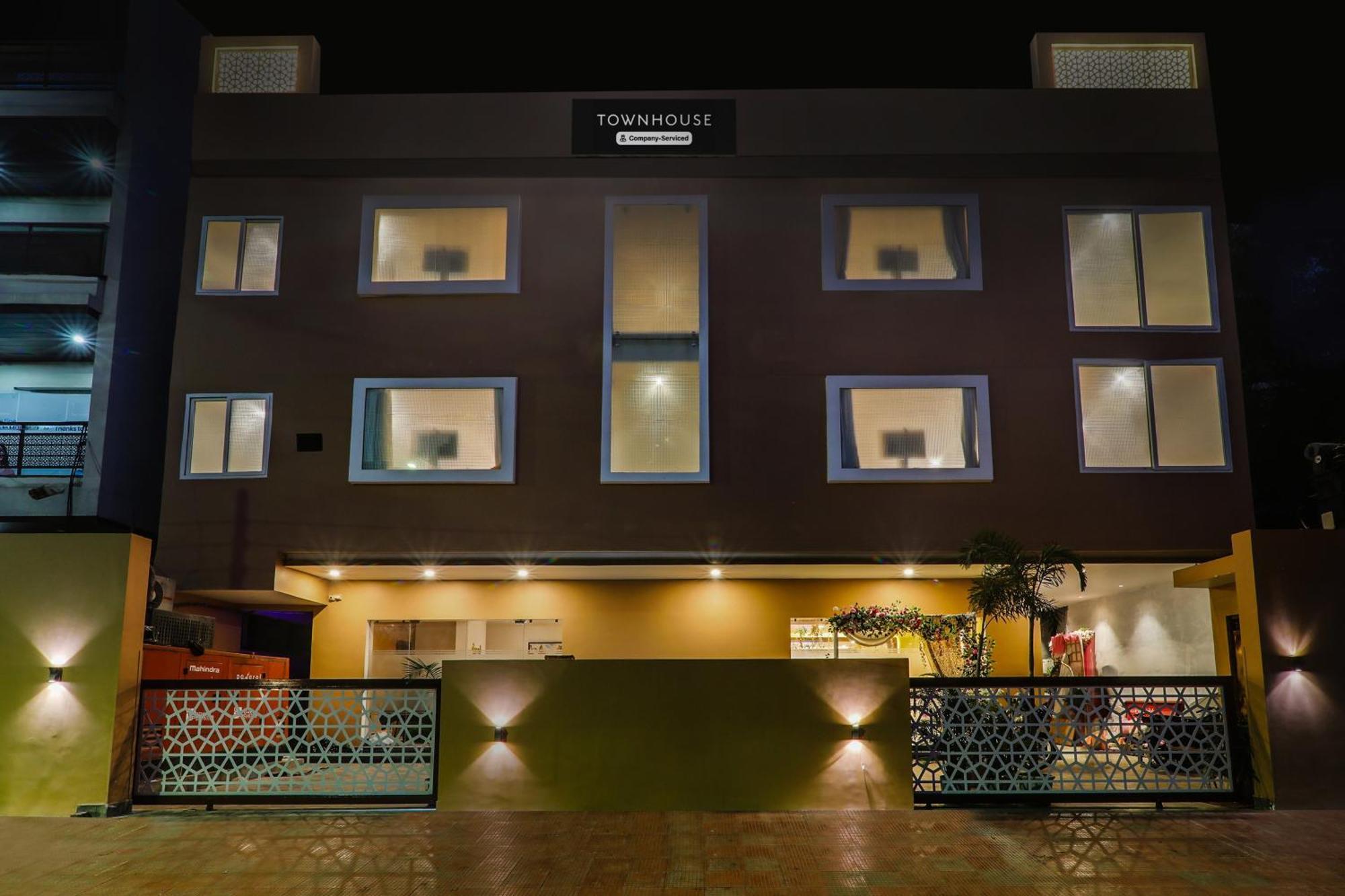 Super Townhouse Viraj Khand Formerly Veridian Inn Chinhat Exterior photo