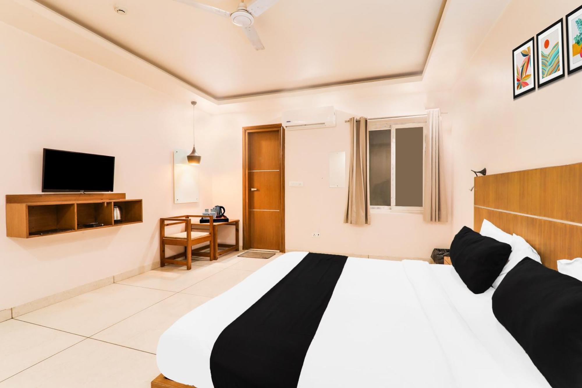 Super Townhouse Viraj Khand Formerly Veridian Inn Chinhat Exterior photo